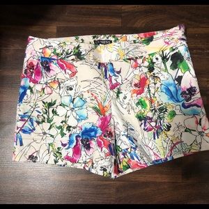 Express floral short with 4 pockets. Size 4